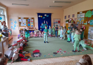 Na tym zdjęciu widac Kubę z grupy II recytującego swój wierszyk oraz pozostałe dzieci.