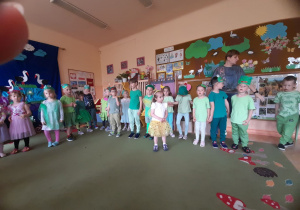 Zdjęcie przedstawia dzieci z grupy II w roli żabek.