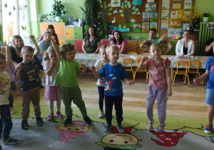 Na tym zdjęciu widać rodziców obserwujących swoje dzieci podczas aktywności na zajęciu.