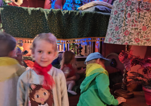 Zdjęcie przedstawia dzieci podczas zwiedzania sypialni akademii pana Kleksa.