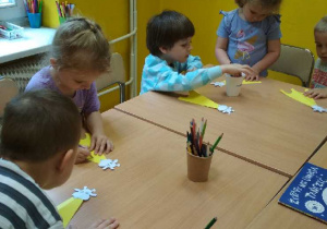 Na tym zdjęciu widać dzieci wykonujące papierowe żyrafy.