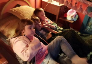 Zdjęcie przedstawia Marysię, Julka i Stasia W. w sypialni akademii.