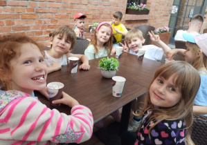 Zdjęcie przedstawia dzieci podczas degustacji czekolady w pijalni czekolady.