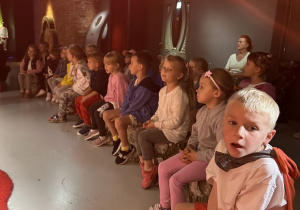 Zdjęcie przedstawia dzieci podczas spotkania z Serdelkiem w magicznym lesie.