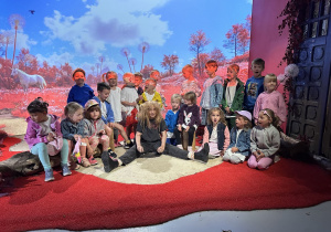 Zdjęcie przedstawia dzieci podczas spotkania z Serdelkiem w magicznym lesie.