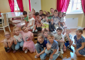 Zdjęcie przedstawia dzieci z grupy IV znajdujące się we foyer teatru.