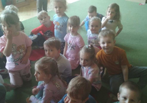 Na tym zdjęciu widać dzieci słuchające bajki czytanej przez naszego gościa.