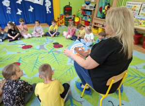 Głośne czytanie przez panią bibliotekarkę