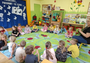 Zdjęcie przedstawia wszystkie dzieci słuchające bajki czytanej przez naszego gościa.