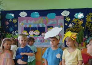 Na tym zdjęciu widać dwie dziewczynki i dwóch chłopców z grupy II recytujących wierszyki.