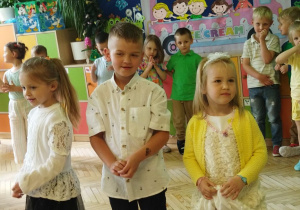 Zdjęcie przedstawia Igora z grupy II z dwiema koleżankami recytujących wierszyk.