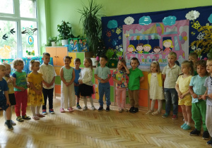 Zdjęcie przedstawia dzieci z grupy II śpiewające piosenkę.