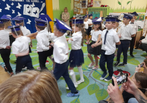 Zdjęcie przedstawia dzieci z grupy IV tańczące poloneza.