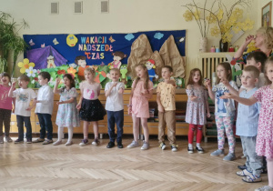 Zdjęcie przedstawia dzieci z grupy III śpiewające piosenkę.