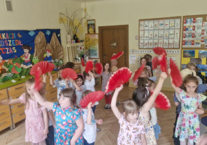 Na tym zdjęciu widać dzieci z grupy III tańczące taniec hiszpański z wachlarzami.