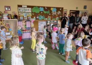 Na tym zdjęciu widać dzieci z grupy I wykonujące układ taneczny.