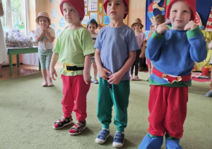 Zdjęcie przedstawia trzech chłopców z grupy I w roli krasnali.