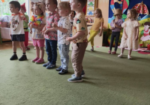 Zdjęcie przedstawia czterech chłopców i dziewczynkę recytujących wierszyk.
