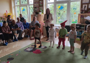 Na tym zdjęciu widać kilkoro dzieci, panią dyrektor oraz rodziców.