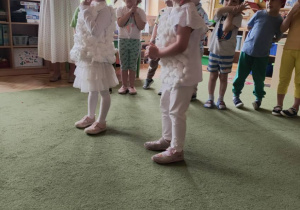 Zdjęcie przedstawia Alę z koleżanką w roli owieczek.