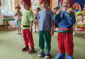 Na tym zdjęciu widać trezch chłopców w roli krasnoludków.