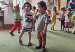 Na tym zdjęciu widać Marcela i Adasia recytujących wierszyk.