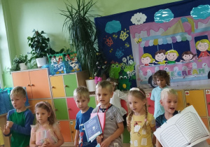 Na tym zdjęciu widać kilkoro dzieci recytujących wierszyk.