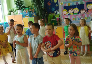 Na tym zdjęciu widać dwie dziewczynki i dwóch chłopców recytujących wierszyk.