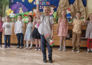 Zdjęcie przedstawia Kamila recytującego wierszyk oraz pozostałe dzieci w tle.