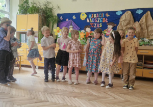Na tym zdjęciu widać dzieci podczas występu.
