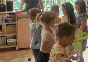 Zdjęcie przedstawia dzieci wykonujące układ taneczny.