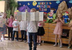 Na tym zdjęciu widać Kamila recytującego wierszyk z wykorzystaniem rekwizytów.