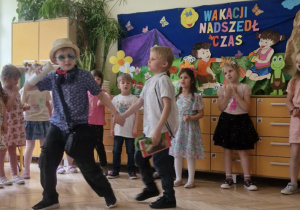 Zdjecie przedstawia Mikołaja i Kamila prezentujących swoje wierszyki.