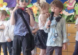 Na tym zdjęciu widać Mikołaja wraz z Julkiem recytujących swoje wierszyki.
