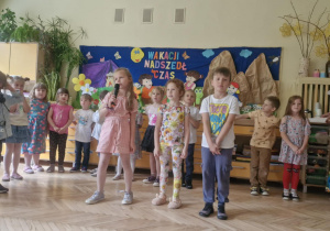 Zdjęcie przedstawia Klarę J., Mayę i Tymka podczas recytacji wierszy.