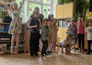Zdjęcie przedstawia dzieci w czasie występu.