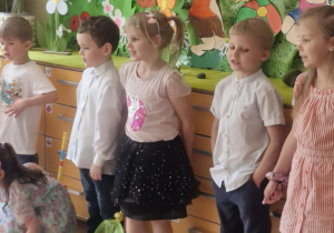 Zdjęcie przedstawia dzieci w czasie występu.