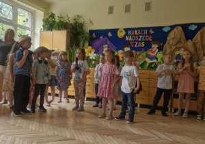 Zdjęcie przedstawia dzieci w czasie występu.