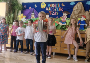 Na tym zdjęciu widać Kamila recytującego wierszyk z wykorzystaniem rekwizytów.
