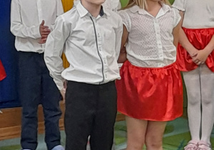 Zdjęcie przedstawia Olka i Celinkę recytujących wierszyk.