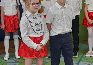 Zdjęcie przedstawia Oliwię i Adama recytujących wierszyk.