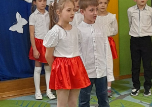 Zdjęcie przedstawia Anię i Stasia G. recytujących wierszyk.