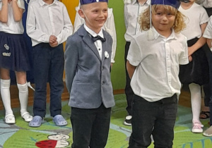 Zdjęcie przedstawia Stasia O. i Filipa recytujących wierszyk.