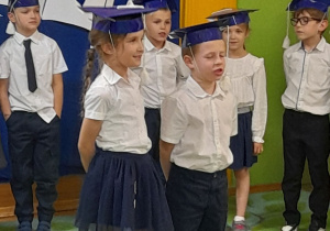 Zdjęcie przedstawia Hanię N. i Maciusia recytujących wierszyk.