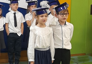 Zdjęcie przedstawia Helenkę i Olka recytujących wierszyk.
