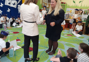 Zdjęcie przedstawia panią dyrektor dziękującą mamie Filipa za współpracę.