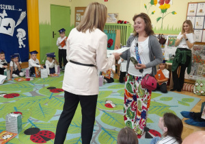 Zdjęcie przedstawia panią dyrektor dziękującą mamie Frania za współpracę.