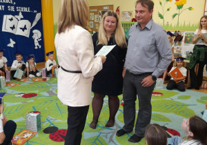Zdjęcie przedstawia panią dyrektor dziękującą rodzicom Filipa za zorganizowanie i poprowadzenie warsztatów dla dzieci.