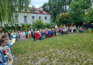 Na tym zdjęciu widać dzieci z grupy I i II śpiewające piosenkę "Rodzina ważna rzecz".