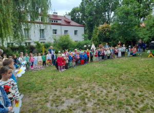 Piknik rodzinny w ogrodzie przedszkolnym